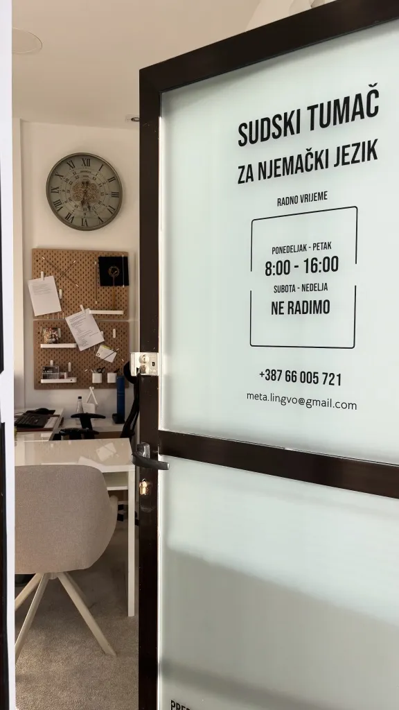 Vrata kancelarije sa radnim vremenom